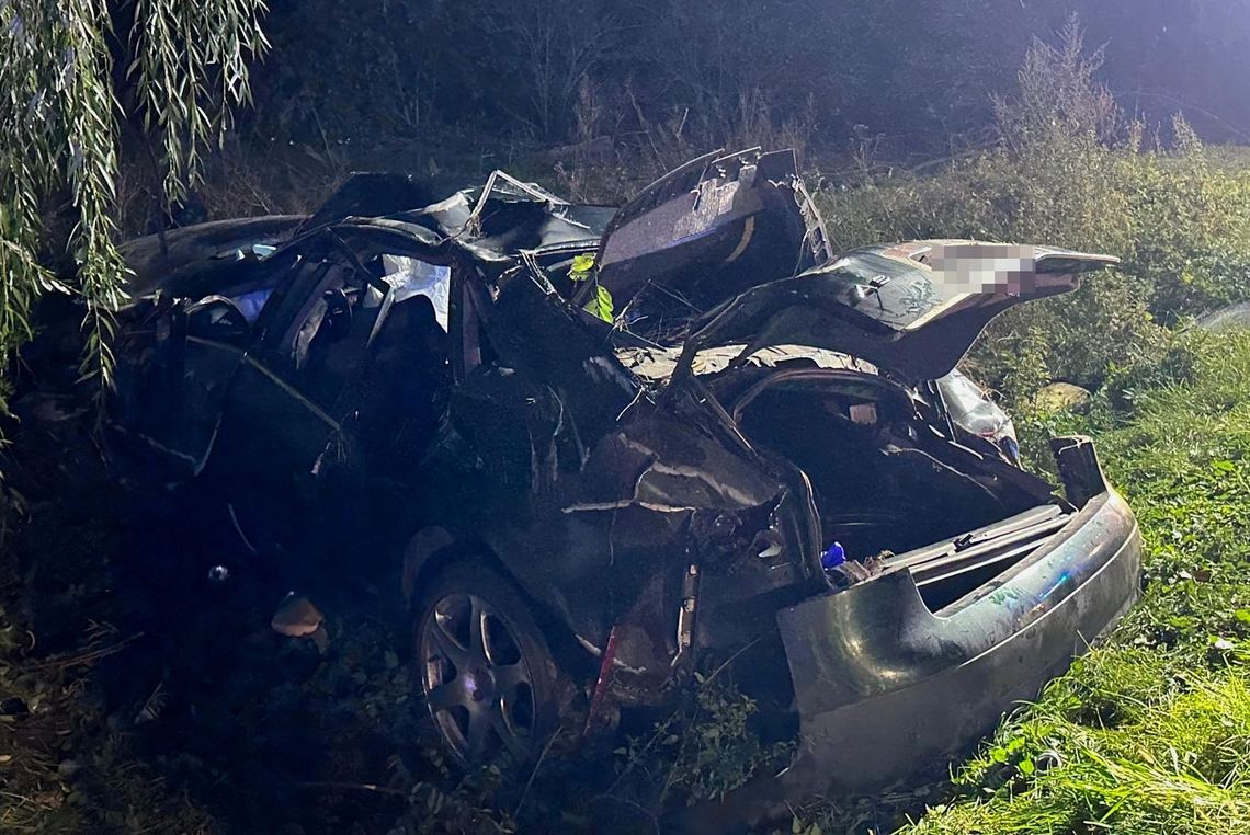 Audi z trójką nastolatków dachowało. Chłopcy zostali poważnie ranni, żaden nie miał prawa jazdy