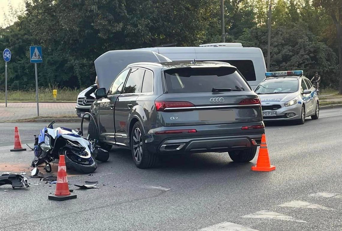 Audi zajechało drogę motocykliście. Kierowca jednośladu przeleciał nad autem i został ciężko ranny