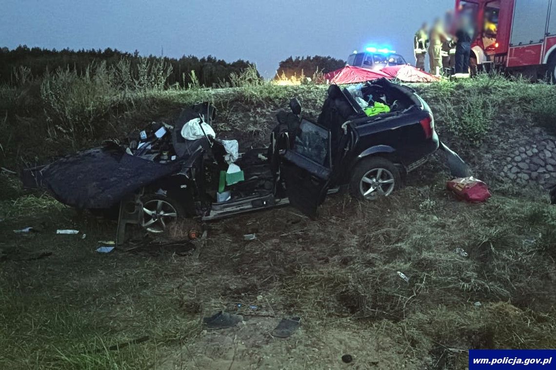 Audi zjechało do rowu i dachowało. W wypadku zginął pasażer auta, ranny kierowca trafił do szpitala