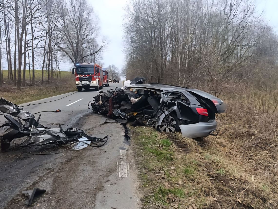 Audi zmiażdżone po uderzeniu w drzewo. Kierowca osobówki poniósł śmierć na miejscu