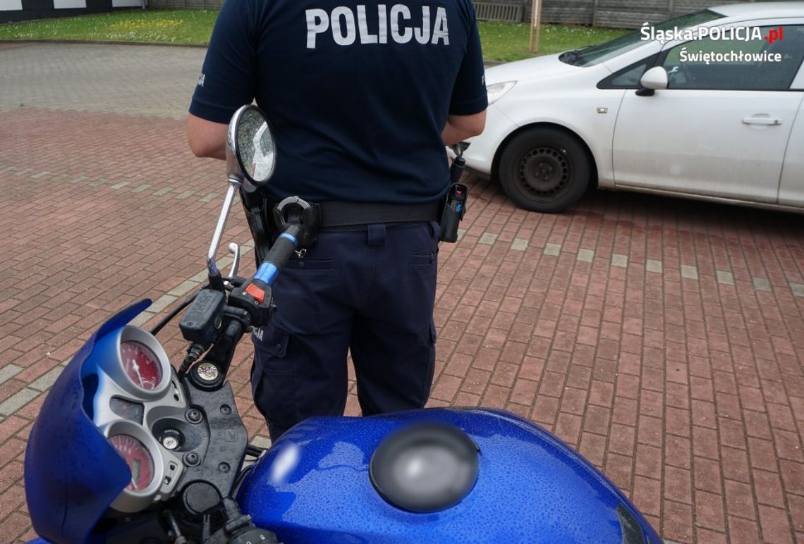 Auto bez świateł holowało na lince motocyklistę przykrytego plandeką. Złodzieje dali popis