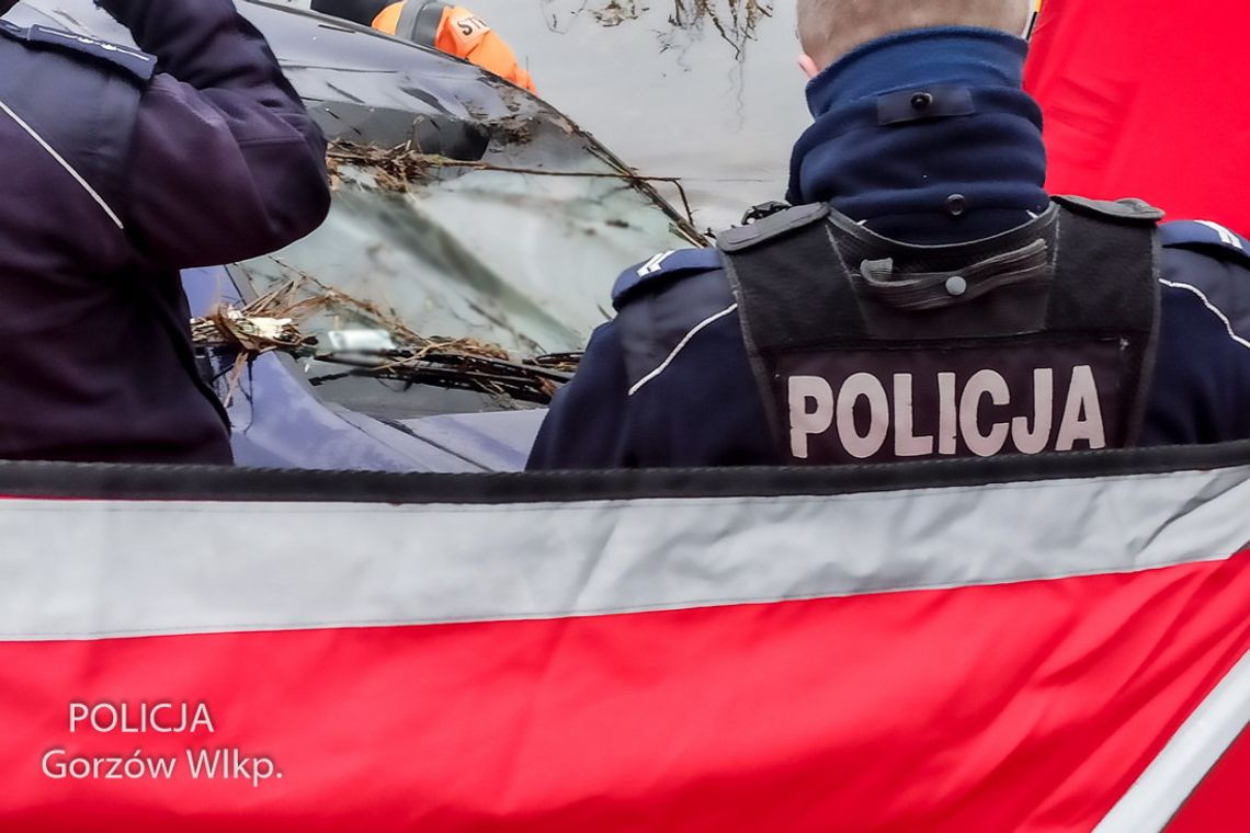 Auto na dachu leżało w rzece. Po wyciągnięciu znaleziono zwłoki młodego mężczyzny [ZDJĘCIA]