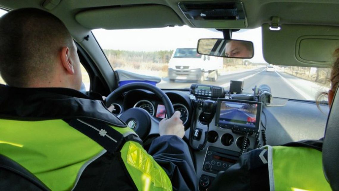 Auto pełne niespodzianek dla policji. A zaczęło się od... niewłączonych świateł