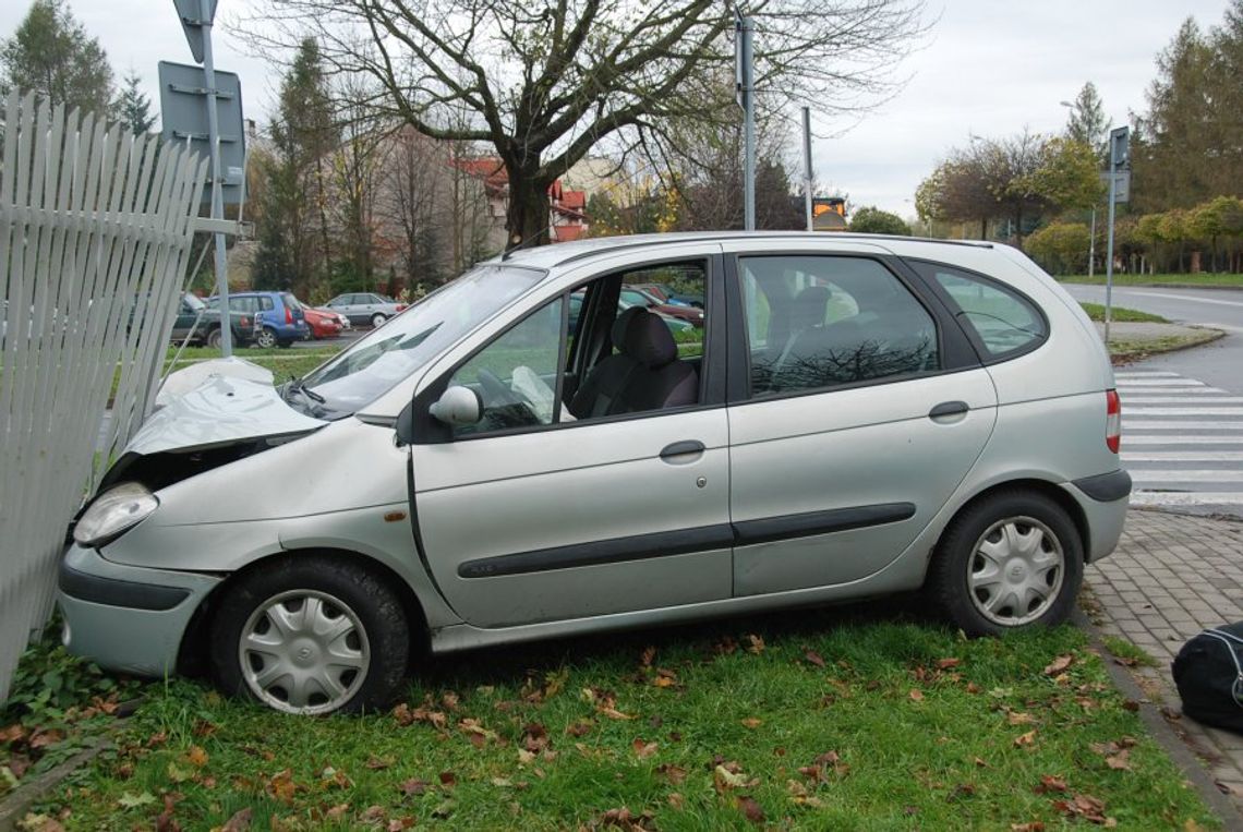 Auto uderzyło w ogrodzenie. W środku siedziały trzy pijane kobiety