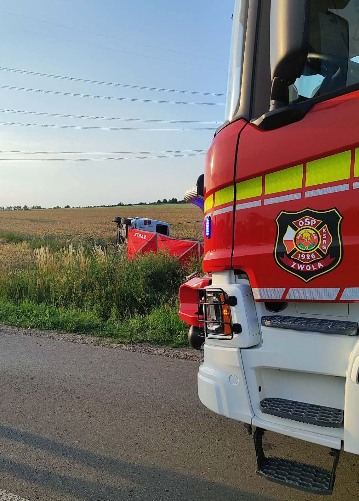 Auto uderzyło w słup i kilka razy koziołkowało. Mężczyzny nie udało się uratować Auto uderzyło w słup i kilka razy koziołkowało. Mężczyzny nie udało się uratować