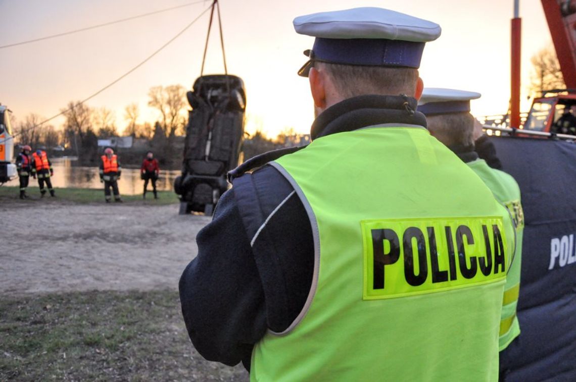 Auto wjechało do rzeki. Wewnątrz zginęła matka z córką. ZDJĘCIA