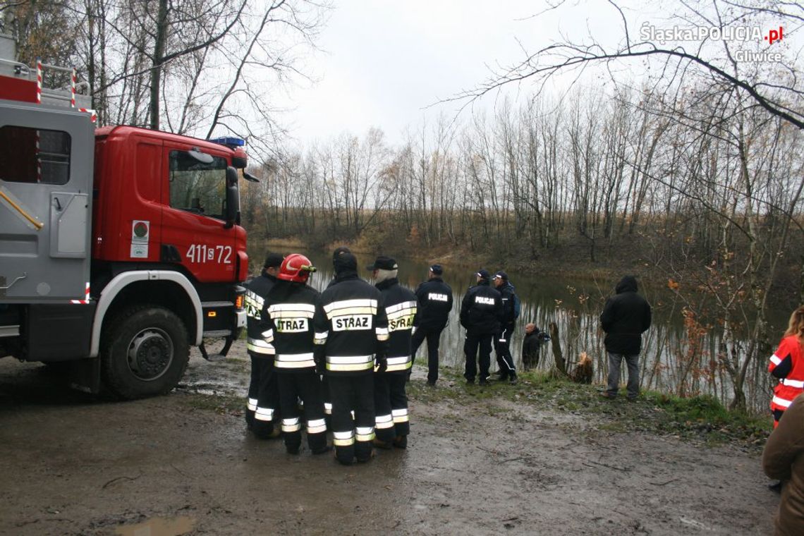 Auto wjechało do stawu. Kierowca zdołał się wydostać, utonęła młoda kobieta