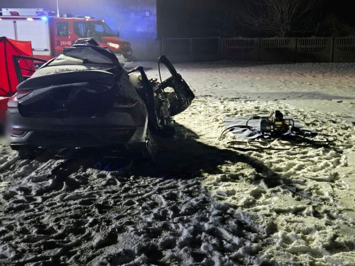 Auto wjechało pod szynobus. Nie żyje kobieta i 16-latek - tragiczny wypadek na przejeździe kolejowym