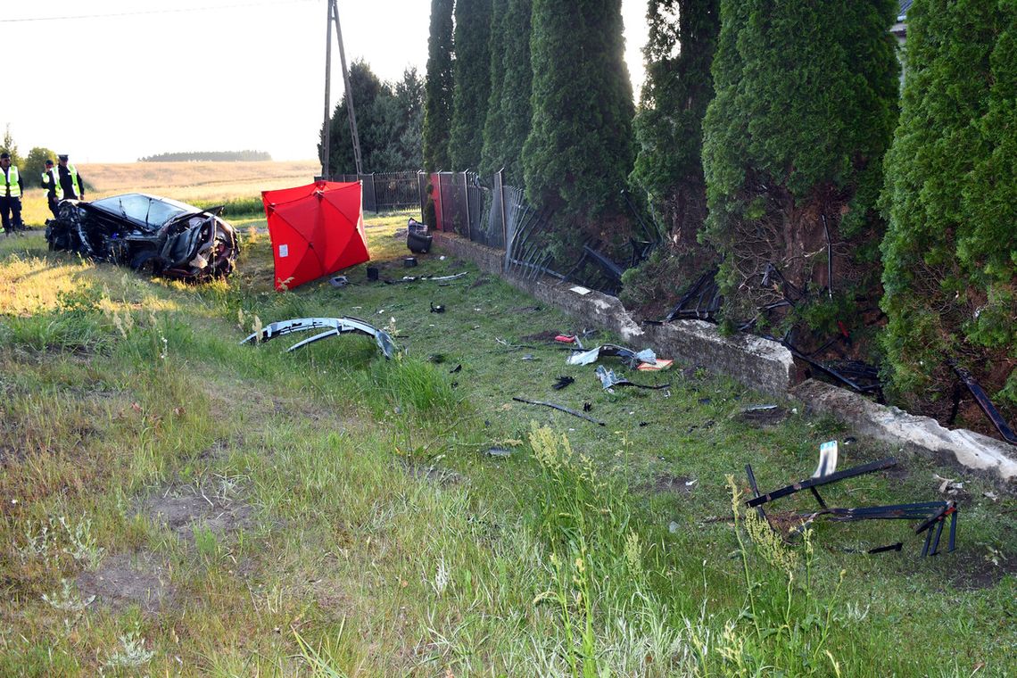 Auto z czterema młodymi ludźmi wypadło z drogi i rozbiło się na ogrodzeniu. Kierowca zginął na miejscu Auto z czterema młodymi ludźmi wypadło z drogi i rozbiło się na ogrodzeniu. Kierowca zginął na miejscu