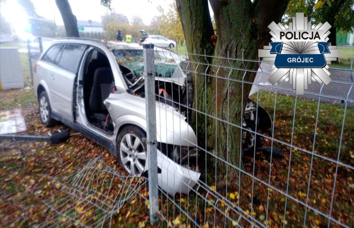 Auto z czterema osobami nagle zjechało z drogi i uderzyło w drzewo. Są dwie ofiary śmiertelne