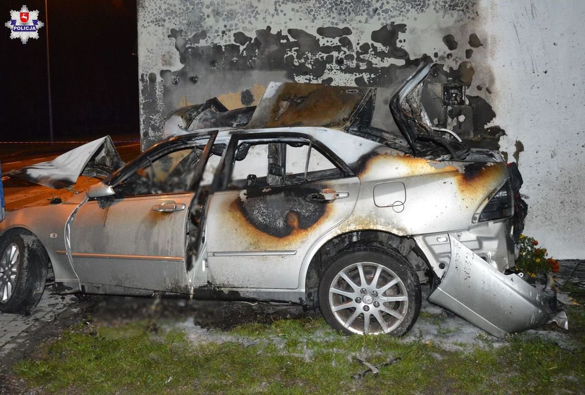 Auto z impetem wjechało w dom i stanęło w ogniu. Kierowca spłonął żywcem