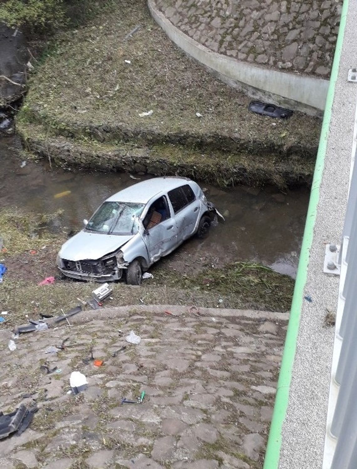 Auto z pijanym kierowcą spadło ze skarpy prosto do rzeki. Jemu nic się nie stało