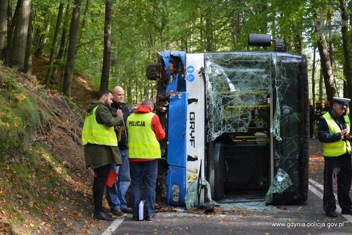 Autobus miejski uderzył w skarpę i przewrócił się, 19 osób trafiło do szpitala [ZDJĘCIA]