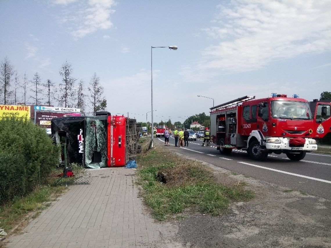 Autobus piętrowy uderzył w latarnię i wpadł do rowu. 29 osób rannych. ZDJĘCIA