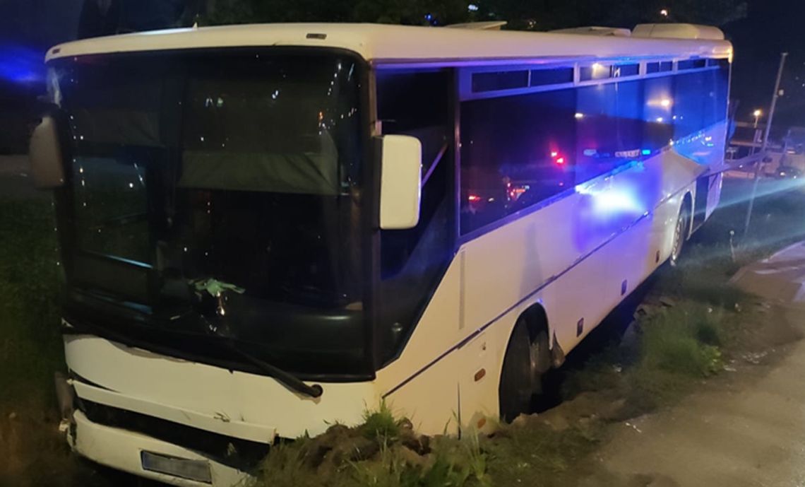 Autobus spóźnił się o godzinę. Zabrał jedną pasażerkę, niedługo później rozbił się na latarni