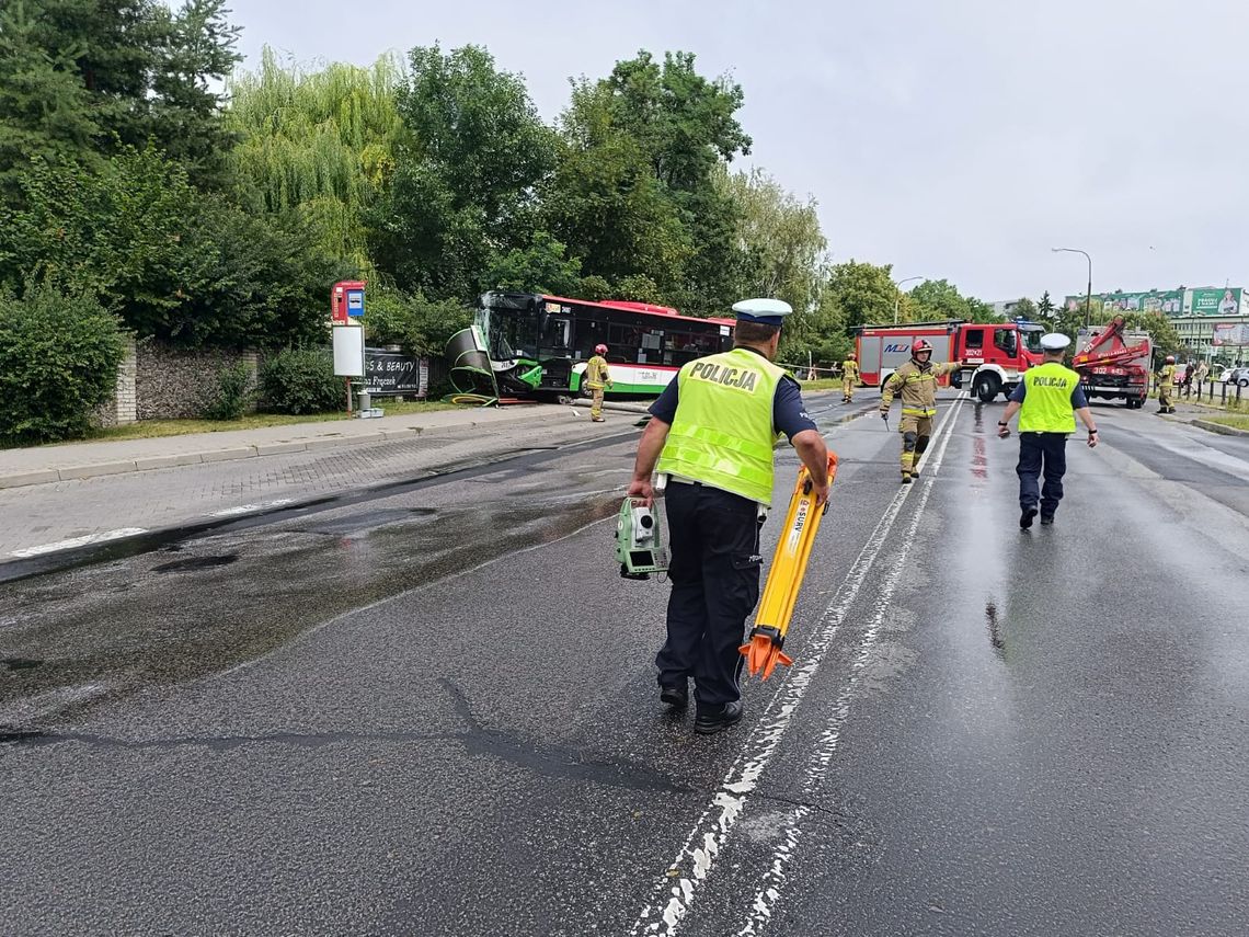 Autobus wjechał w przystanek, ludzie zostali wciągnięci pod pojazd. Pięć osób jest rannych [FOTO]