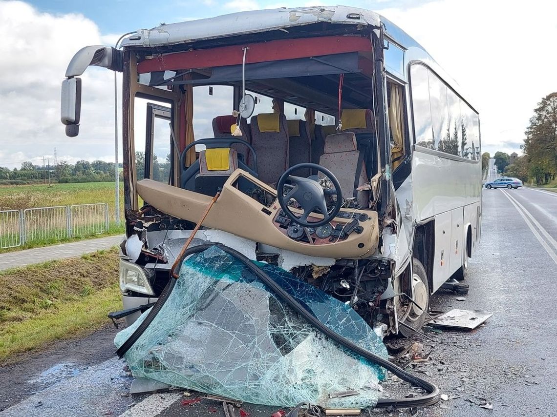 Autobus z wycieczką szkolną wjechał w tira. 22 osoby trafiły do szpitali [FOTO]