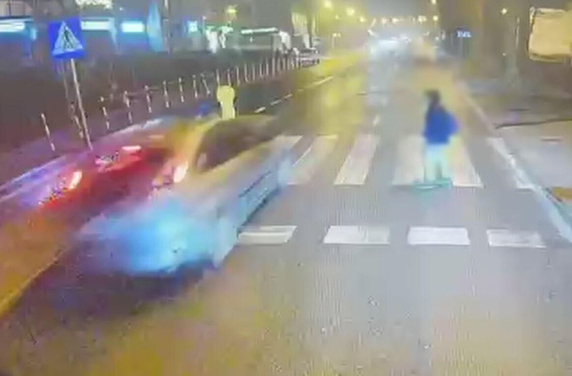 Autobus zatrzymał się przed przejściem dla pieszych, ale samochód obok jechał dalej. Prawie potrącił mężczyznę