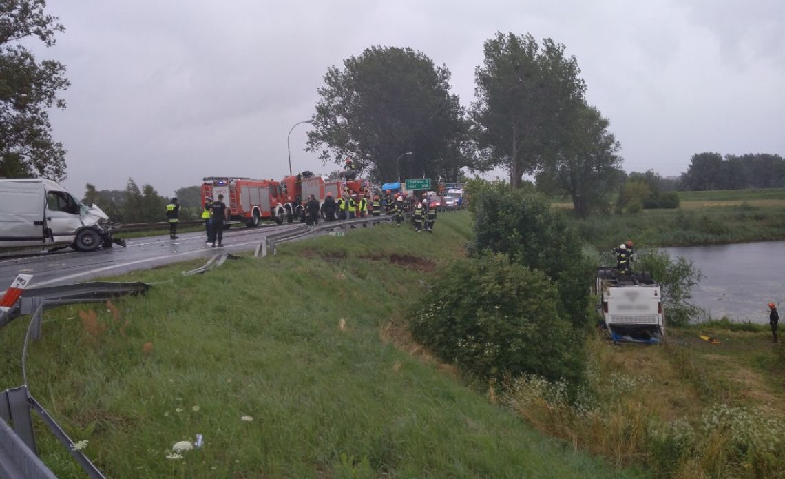 Autobus zderzył się z dostawczakiem, spadł ze skarpy i dachował. Dziewięć osób rannych. ZDJĘCIA