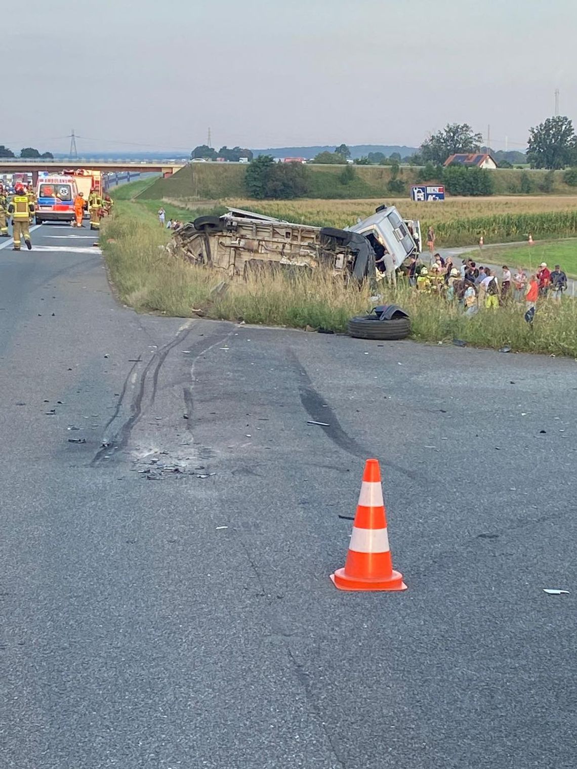 Autokar z 50 pasażerami wjechał w patrol autostradowy. Poważny wypadek na A4 [FOTO]