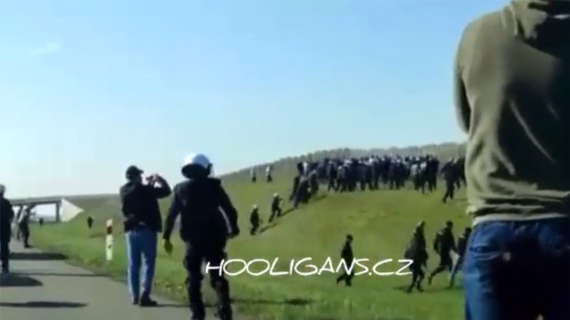 Autostrada zablokowana na godzinę, bo kibole zorganizowali sobie ustawkę. Potem ganiali się z policją. WIDEO