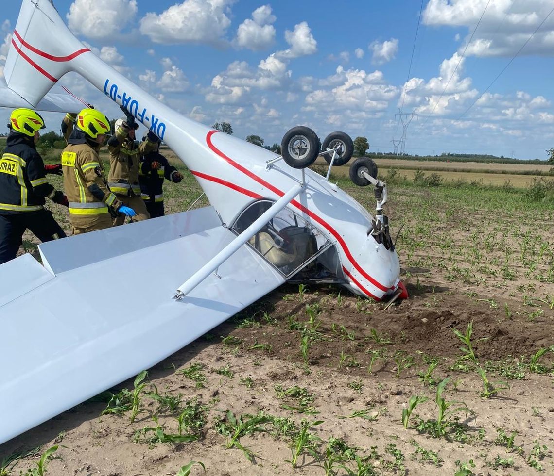 Awaryjne lądowanie awionetki na polu. Na szczęście 79-letni pilot nie odniósł obrażeń