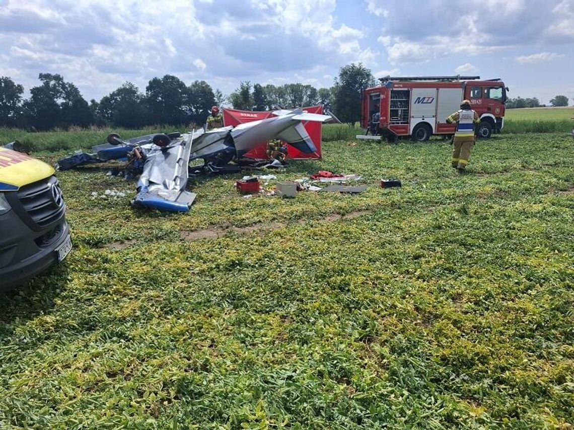 Awionetka runęła na pole uprawne. Dwie osoby zabrane do szpitali przez śmigłowce LPR