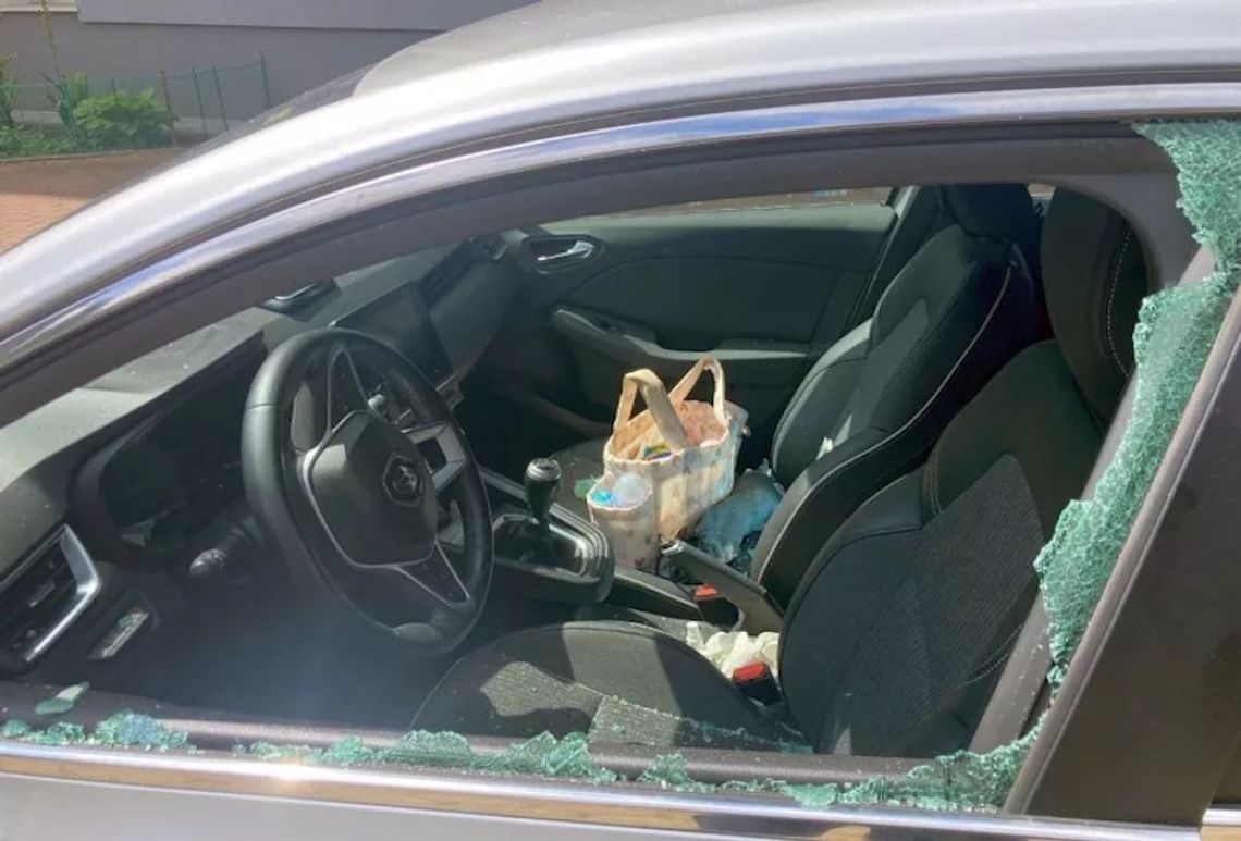 Babcia zostawiła 12-miesięczną wnuczkę w aucie, drzwi się zatrzasnęły. Strażnicy musieli wybić szybę Babcia zostawiła 12-miesięczną wnuczkę w aucie, drzwi się zatrzasnęły. Strażnicy musieli wybić szybę