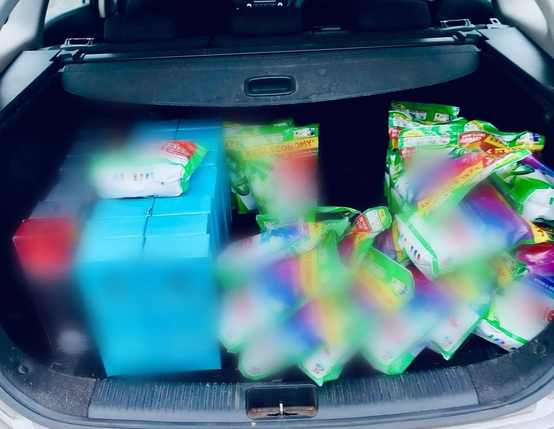 Bagażnik pełen proszków i flaszek. Mężczyzna wynosił towar ze sklepu i gromadził w aucie