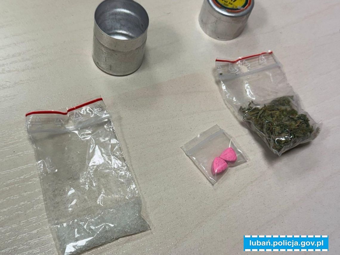 Bał się nalotu policji więc narkotyki trzymał w pralce. Był zamknięte w metalowej puszce