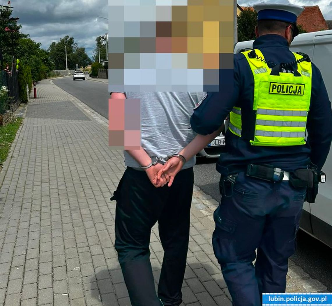 Bał się, że coś wydmucha i zawrócił na widok policji. Alkomat nic nie pokazał, ale i tak skończył w kajdankach Bał się, że coś wydmucha i zawrócił na widok policji. Alkomat nic nie pokazał, ale i tak skończył w kajdankach