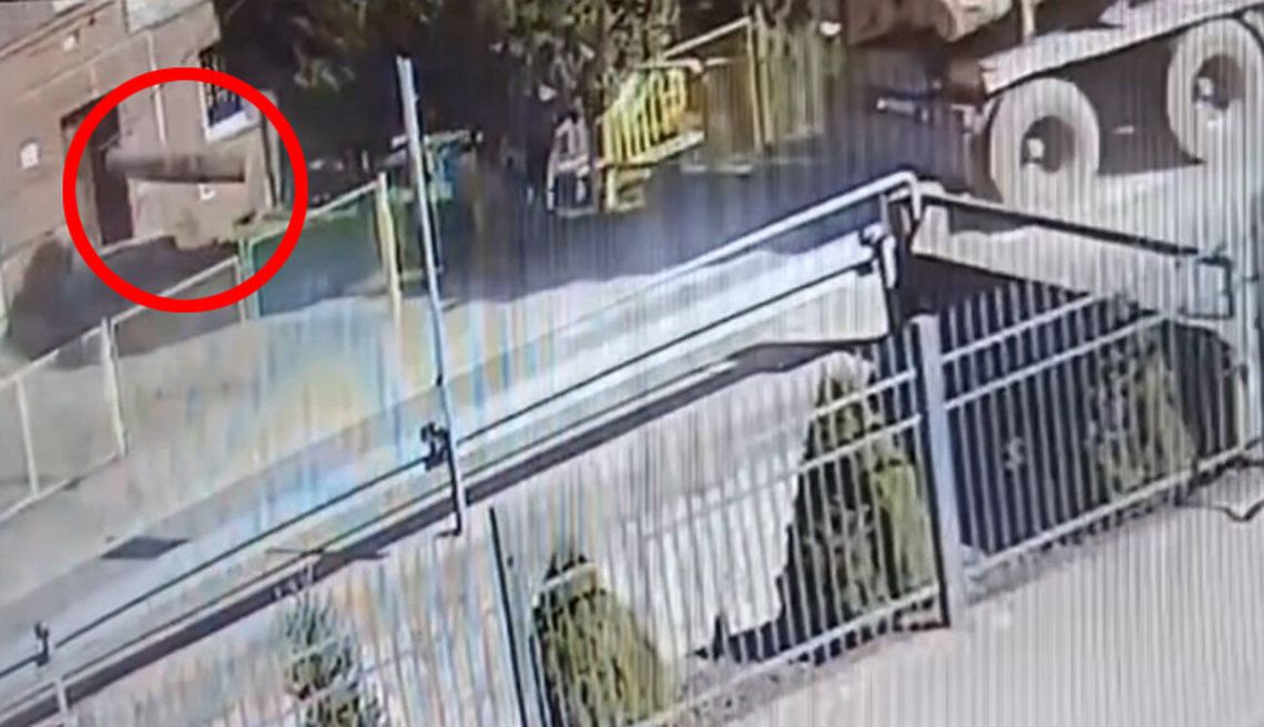 Bala drewna spadła z przejeżdżającej ciężarówki na wejście do szkoły. Kierowca nawet nie zauważył