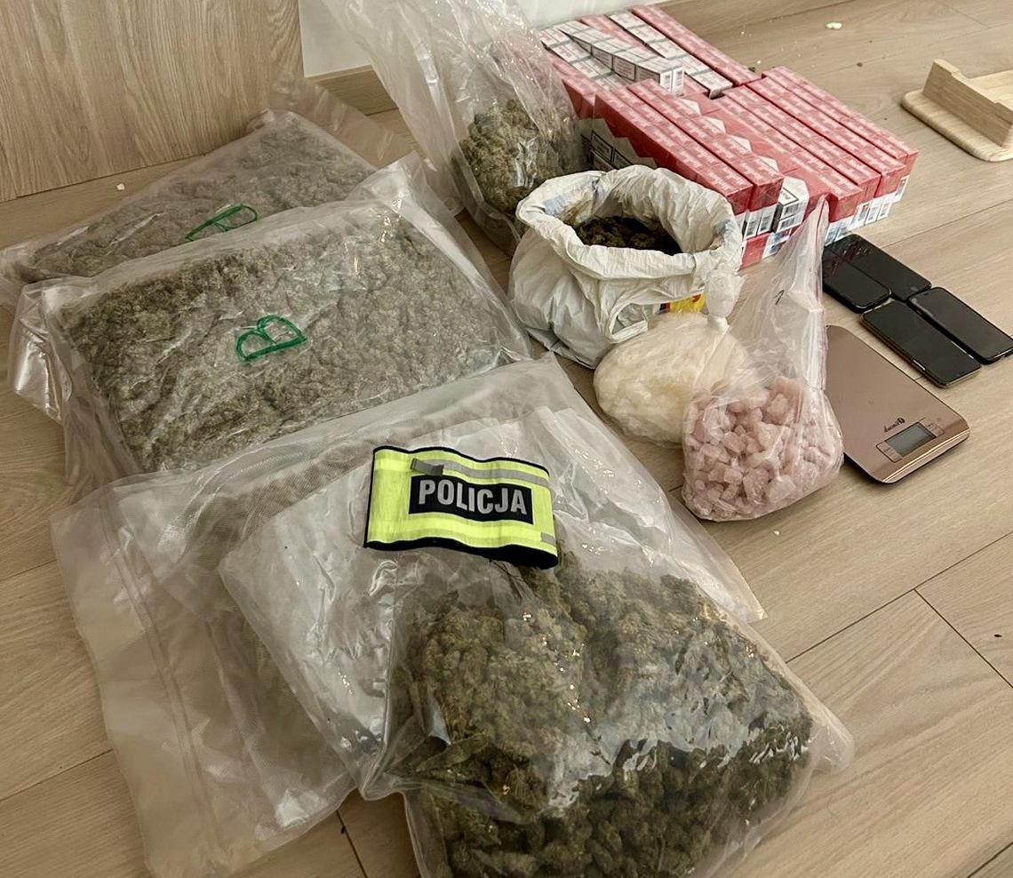 Balkon nie pomógł w ucieczce. "Łowcy głów" dopadli ściganego 32-latka i przejęli 6,5 kg narkotyków