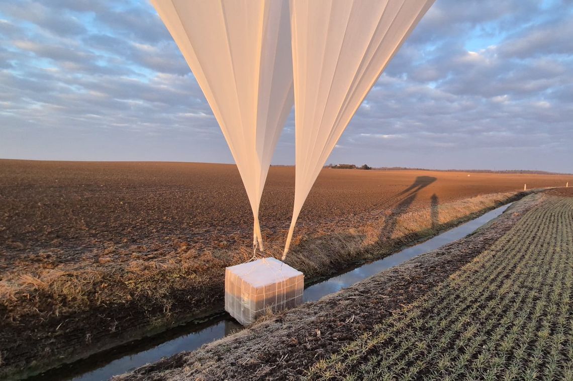 Balony z kontrabandą nad Polską. Tysiące paczek papierosów spadły w dwóch miejscach