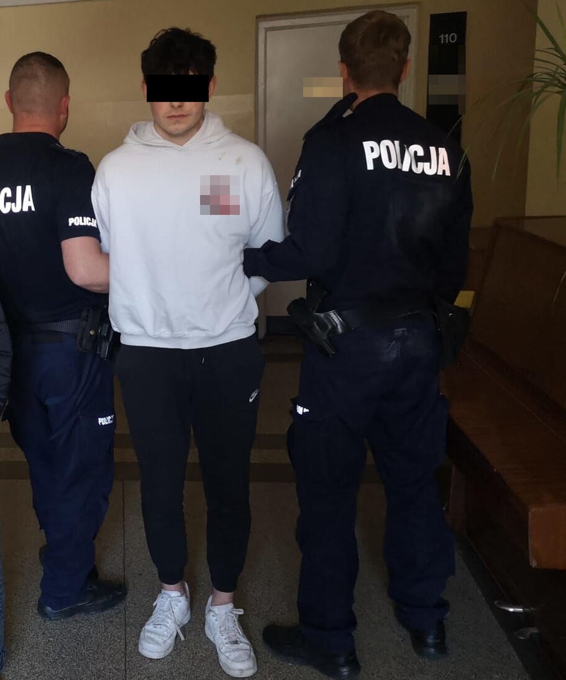 Bandycki atak przed sklepem. 22-latek odpowie za usiłowanie zabójstwa, 15-latka za współudział