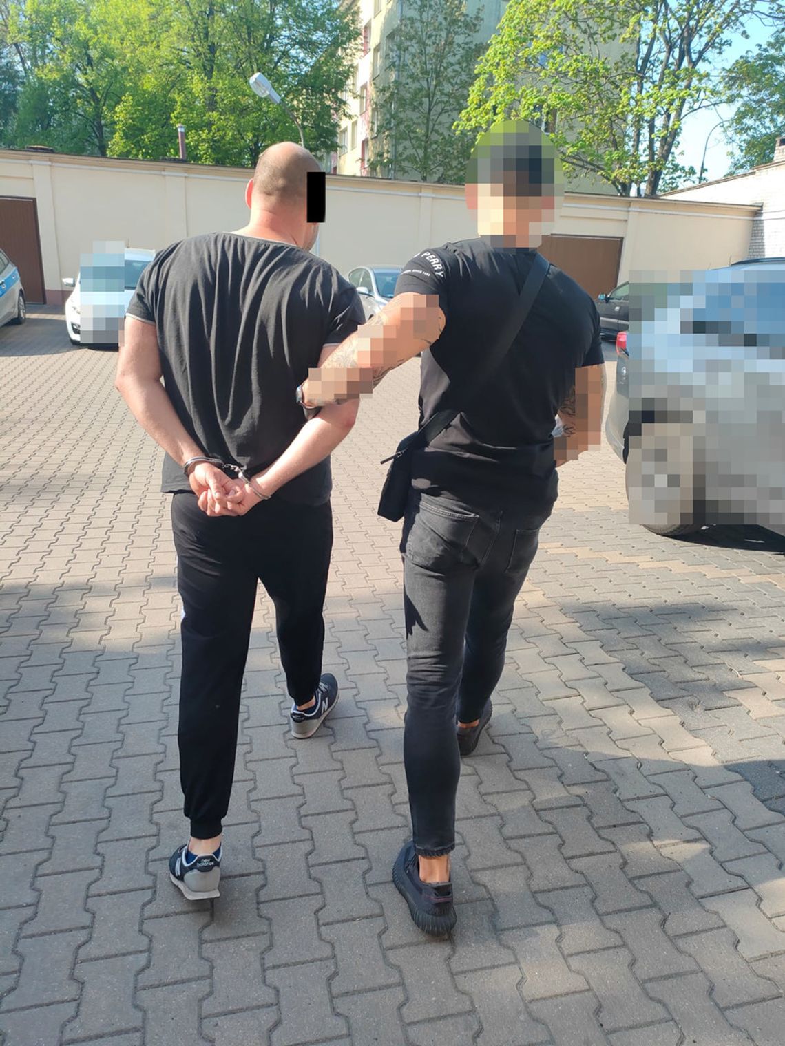 Bandycki atak w sklepie. Rozgoryczony klient zaatakował pracownika tłuczkiem do mięsa z tasakiem Bandycki atak w sklepie. Rozgoryczony klient zaatakował pracownika tłuczkiem do mięsa z tasakiem