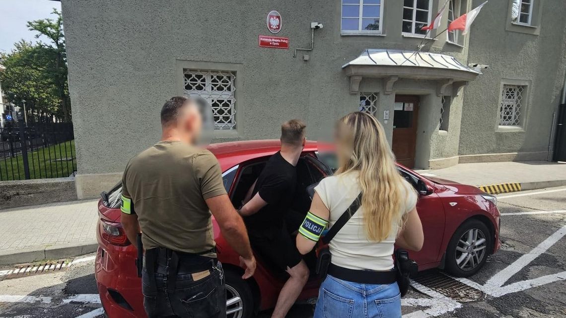 Bank zatrzymał przelew, więc oszuści chcieli gotówki. Policjanci urządzili zasadzkę Bank zatrzymał przelew, więc oszuści chcieli gotówki. Policjanci urządzili zasadzkę