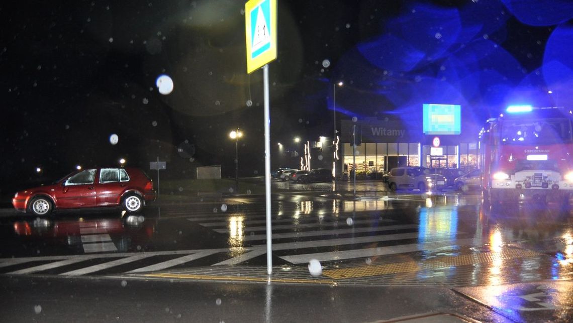 Bardzo groźne wyglądające potrącenie. 49-latka w golfie wjechała w 74-latkę na przejściu dla pieszych