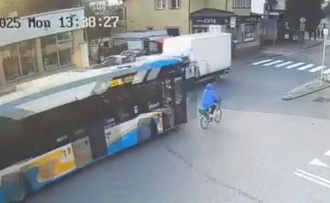 Bardzo groźnie wyglądające potrącenie rowerzystki. Kobieta wpadła pod koła autobusu Bardzo groźnie wyglądające potrącenie rowerzystki. Kobieta wpadła pod koła autobusu