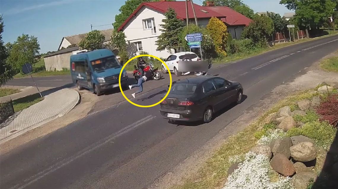 Bardzo groźny wypadek z udziałem motocykla i auta osobowego. Dziewczynę wyrzuciło w powietrze. WIDEO