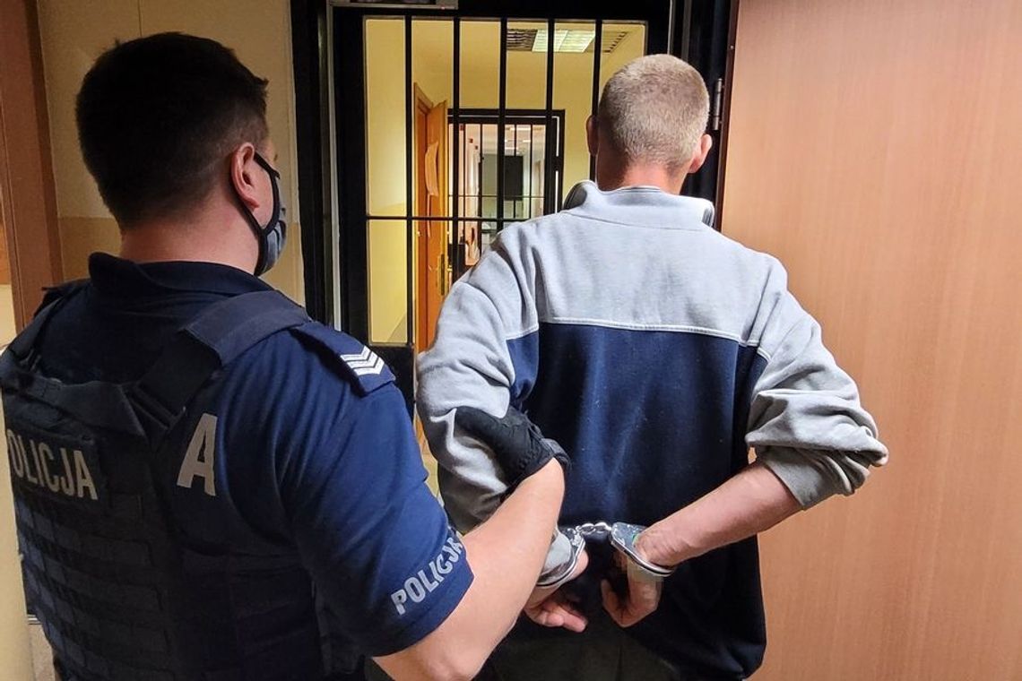 Bardzo nie chciał, żeby zauważyła go policja, ale zrobił coś, czym od razu rzucił się w oczy. Teraz posiedzi