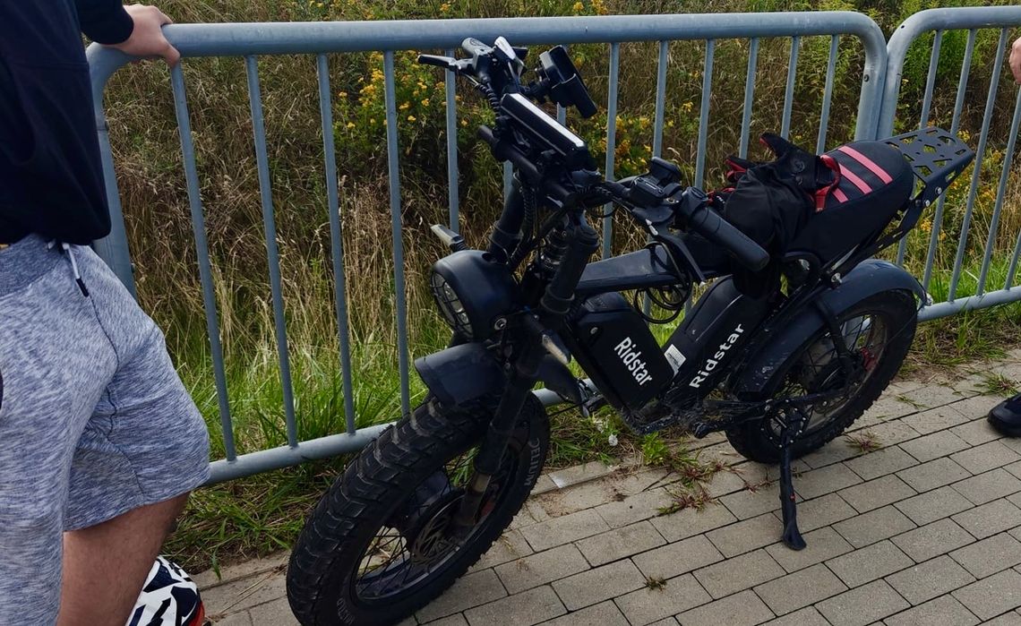 Bardzo zdziwił się, gdy policjanci powiedzieli mu, że to nie rower. Teraz odpowie za brak uprawnień, rejestracji i ubezpieczenia Bardzo zdziwił się, gdy policjanci powiedzieli mu, że to nie rower. Teraz odpowie za brak uprawnień, rejestracji i ubezpieczenia