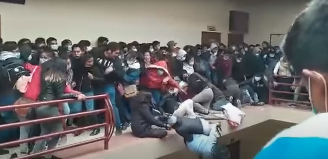 Barierka nie wytrzymała, ludzie zaczęli spadać z wysokości 4 piętra. Są zabici. WIDEO