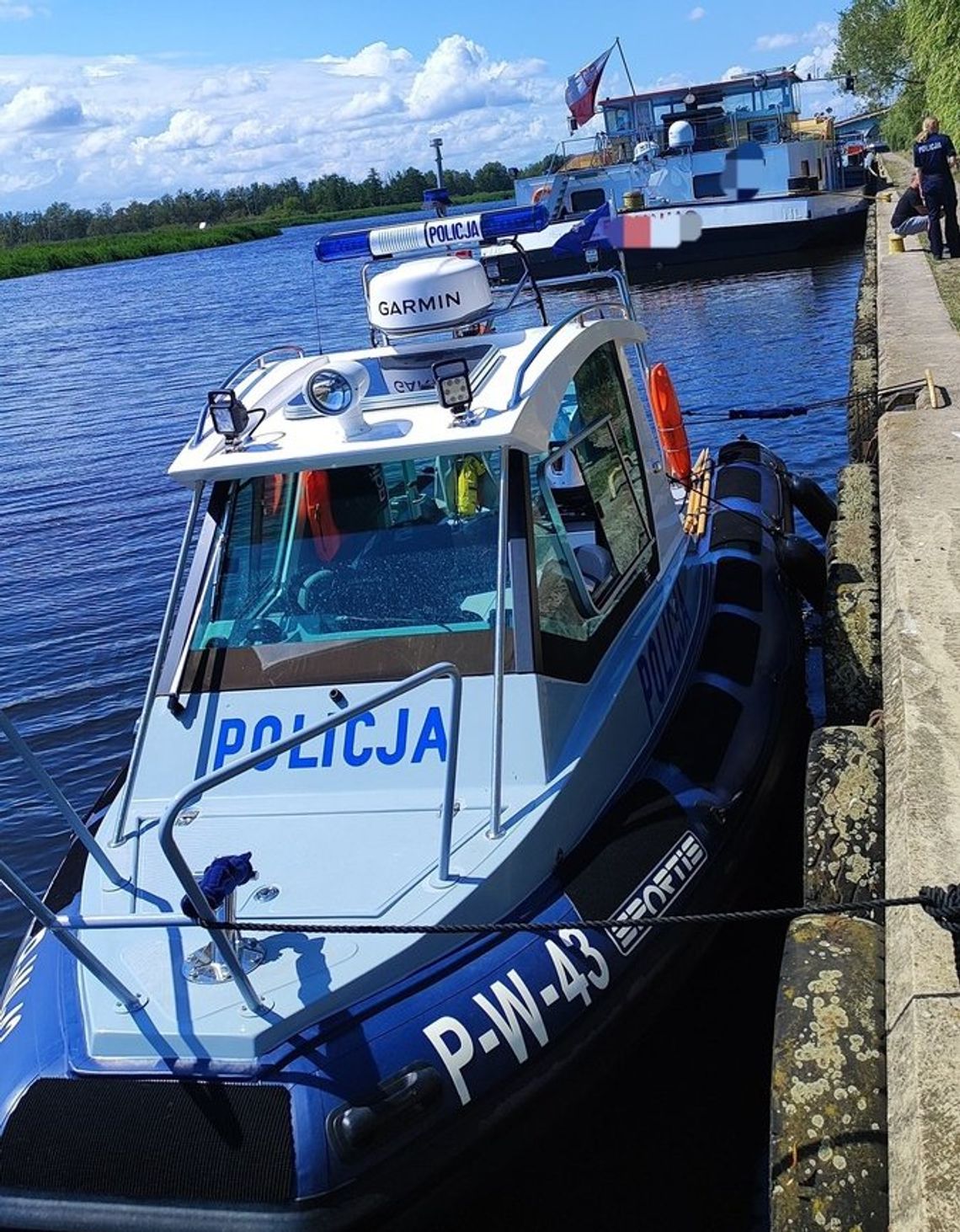 Barka paliwowa uderzyła w nabrzeże i odpłynęła z miejsca. Kapitan statku był pijany
