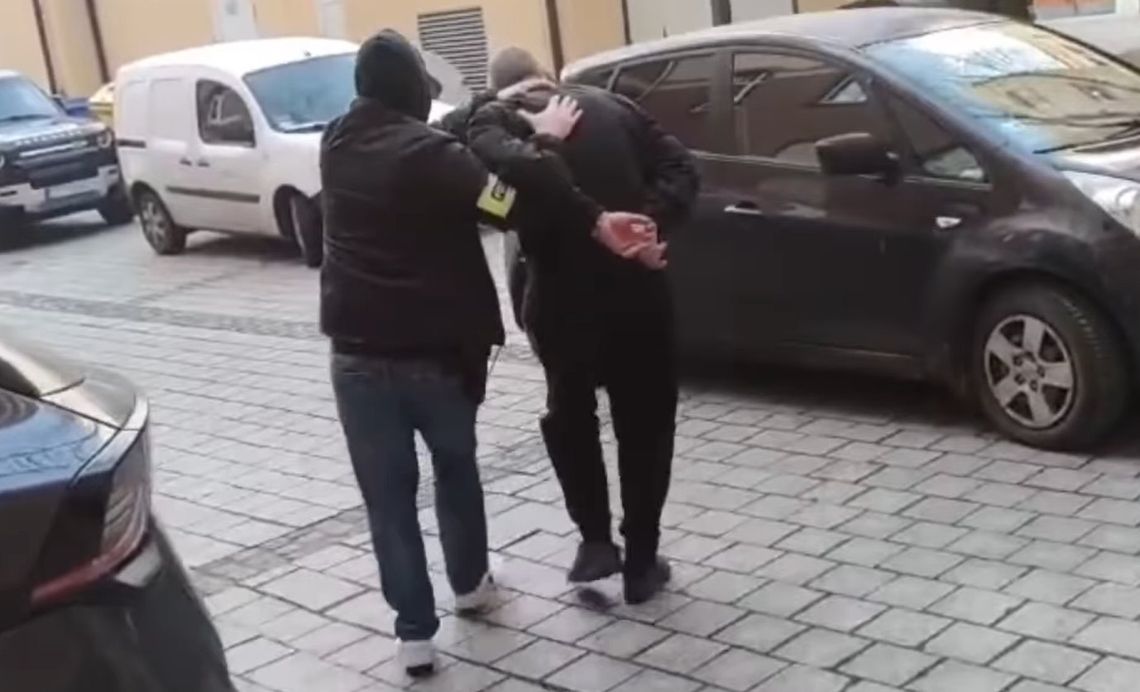 Będąc pod wpływem kokainy spowodował wypadek i uciekł. Policjanci zatrzymali 52-letniego mężczyznę