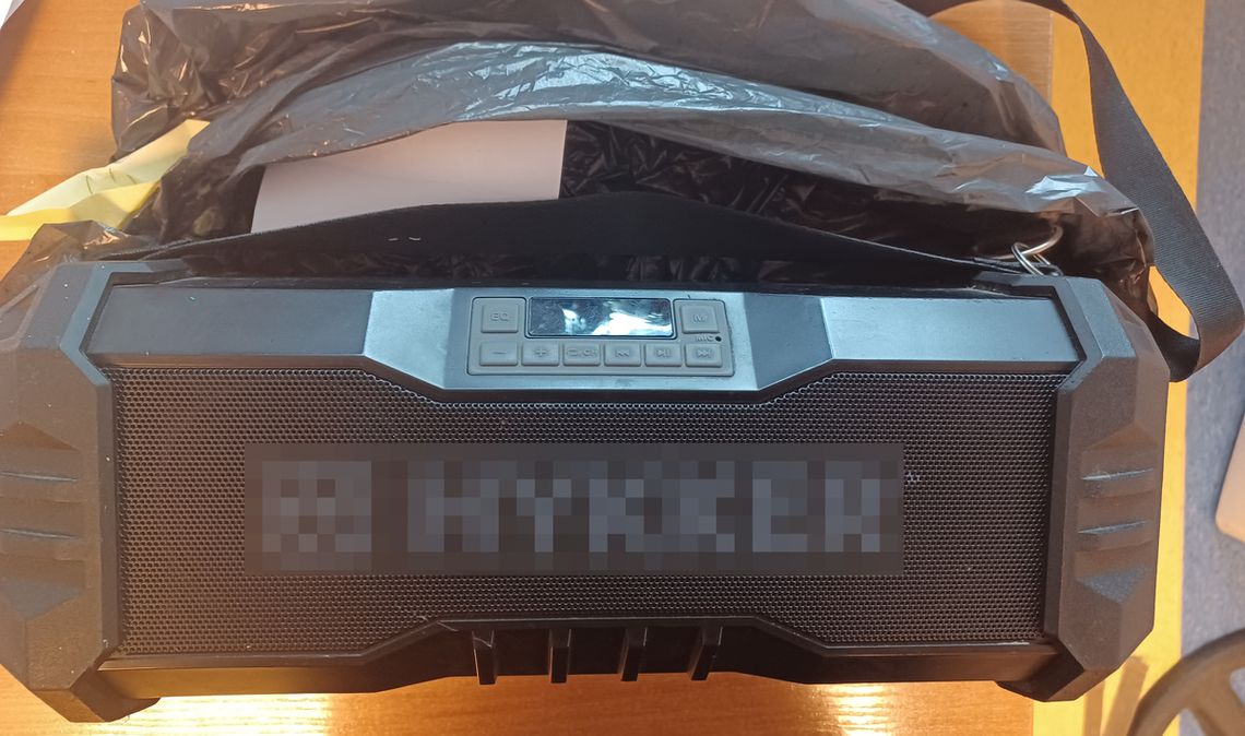 Bez powodu brutalnie pobił kobietę na ulicy. Uderzył ją radiem w twarz, łamiąc nos, a potem napluł