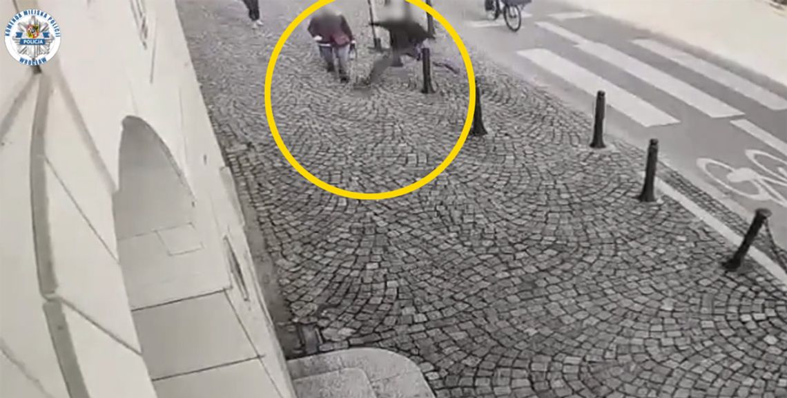 Bez powodu kopnął z całej siły staruszkę idącą ulicą. Potem ze strachu przed policją schował się w szafce. WIDEO