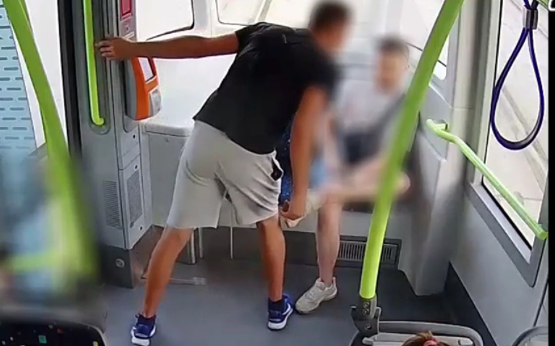 Bez powodu zaatakował chłopaka w tramwaju. Inny pasażer wyrzucił go za drzwi. WIDEO