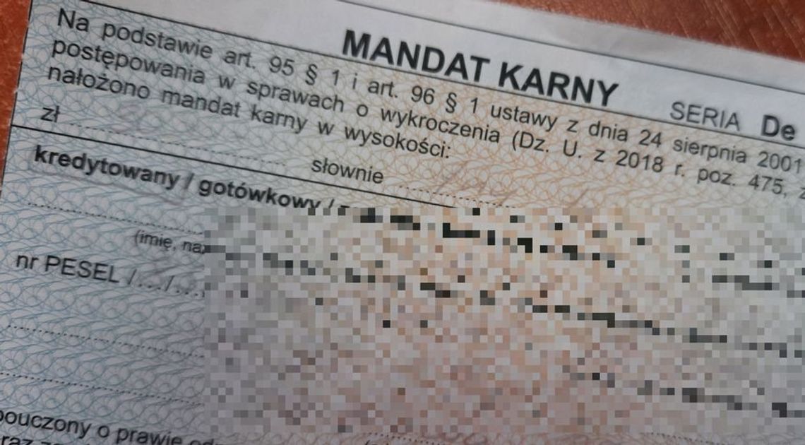Bez prawa jazdy kierował lawetą. Policjanci nałożyli na niego 22 mandaty, ukarali też pracodawcę