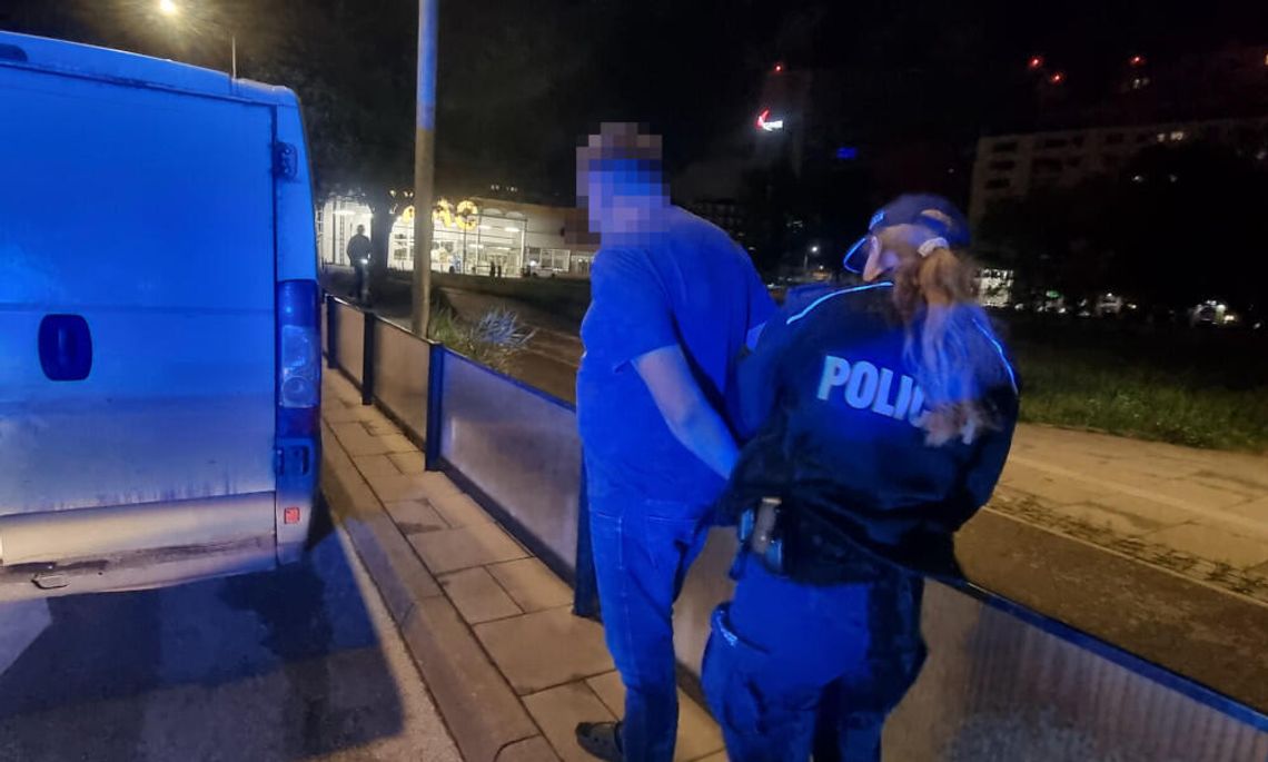 Bez prawa jazdy, za to z kokainą w kieszeni. Po zatrzymaniu 43-latek chciał przekupić policjantów